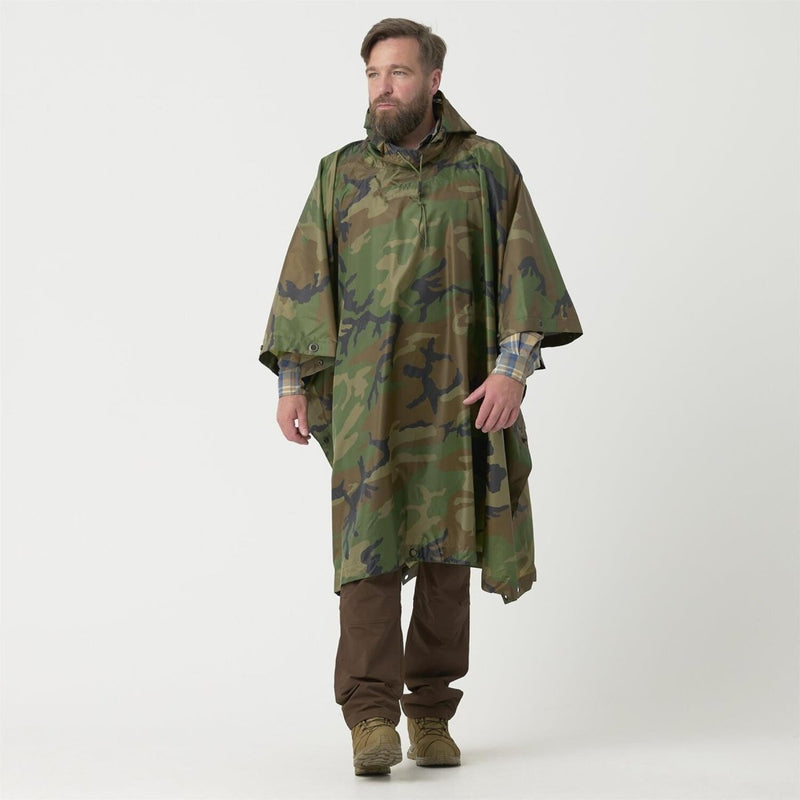 Poncho de pluie tactique imperméable Helikon-Tex modèle US Army camouflage Woodland